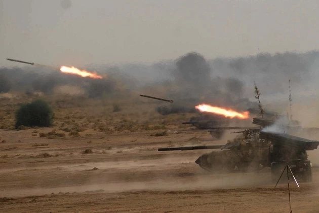 Γενικευμένος πόλεμος στην Ασία προ των πυλών: Ινδία και Πακιστάν ανταλλάσσουν πυκνά πυρά πυροβολικού στα σύνορα- νεκροί και στις 2 πλευρές